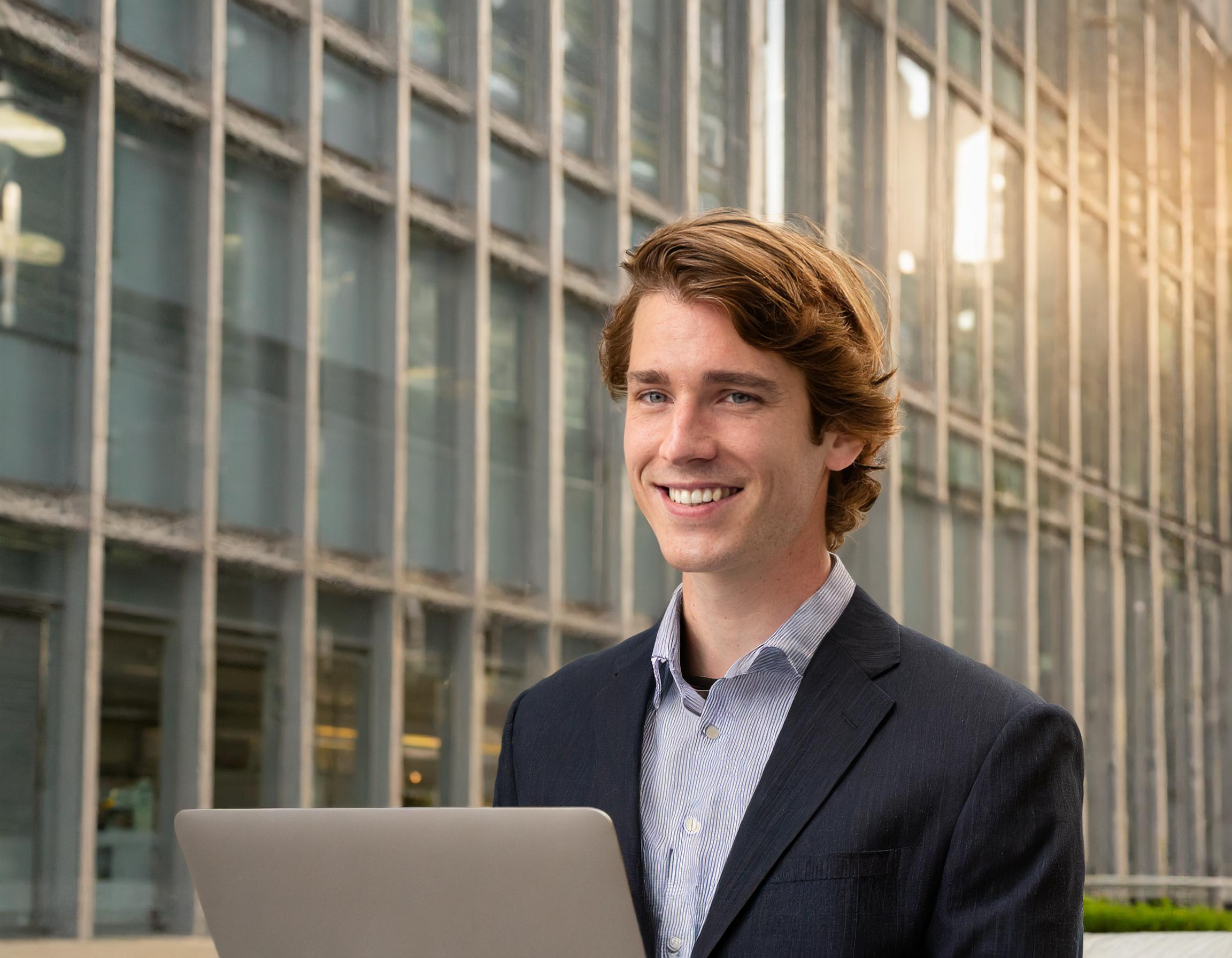 Leif Trenkler, ein Partner der Kanzlei, lächelnd vor einer neutralen Hintergrund